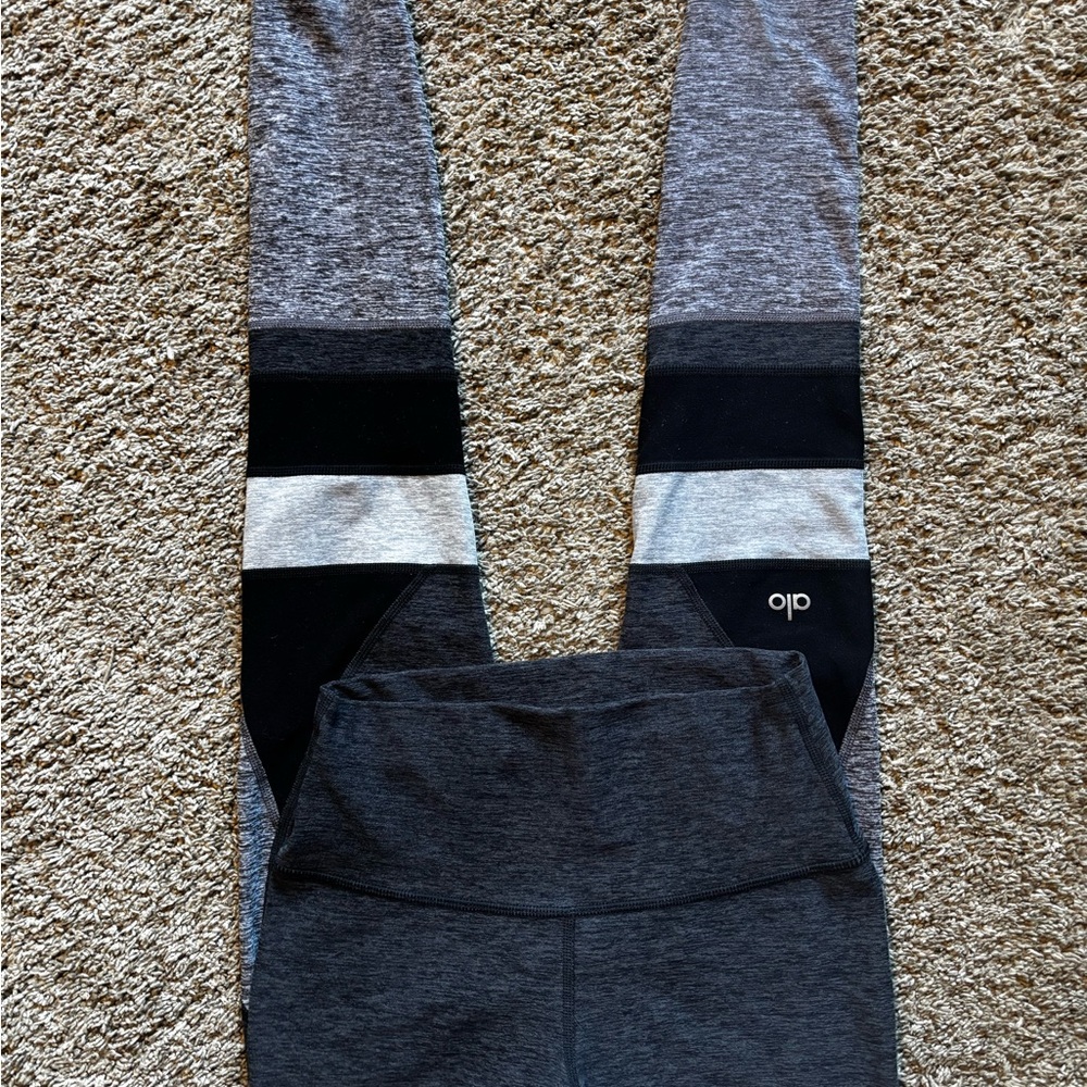 ALO Yoga Two-Tone Leggings in Gray and Black